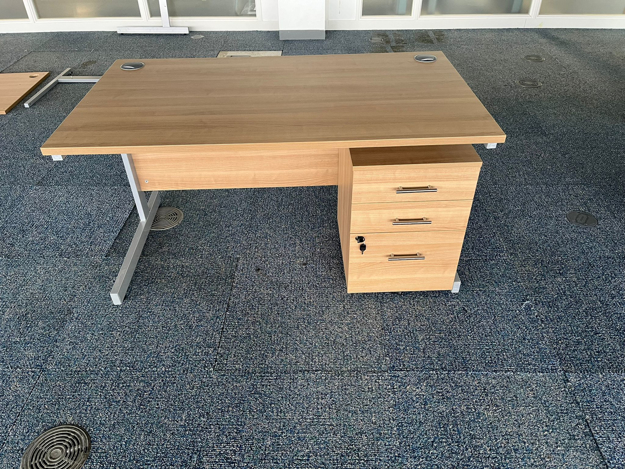 Picture of SD 8 - 1400mm Straight Desk