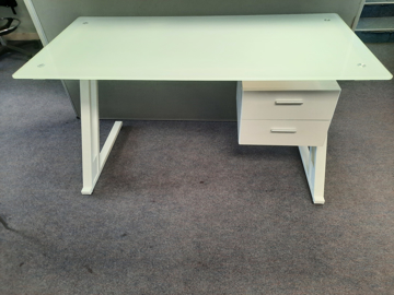 Picture of SD 14 - 1400mm Straight Glass Desk